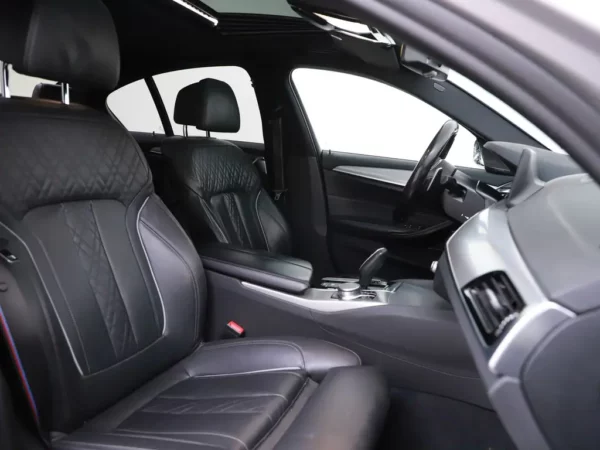 Photo 30 of 36 of WBAJK51080BX22697 BMW 5 Serie 520i Aut. High Executive M-Pack LED