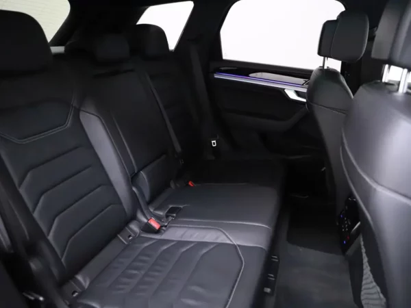 Photo 30 of 41 of WVGZZZCRZKD048400 Volkswagen Touareg 3.0 TSI R-Line Pano