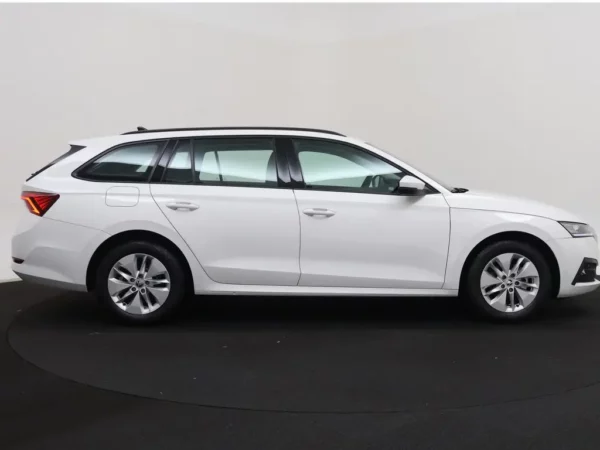 Photo 31 of 33 of TMBJP8NX0RY146191 Skoda Octavia Combi 1.0 TSI Business Edition