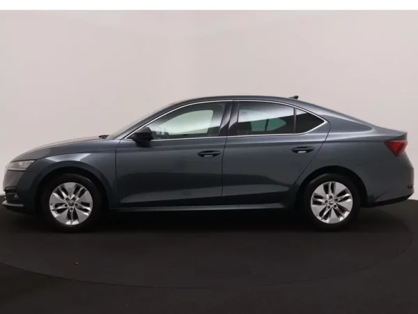 Photo 31 of 34 of TMBAP7NX0MY011246 Skoda Octavia 1.0 TSI Business Edition 5-drs Hatchb.