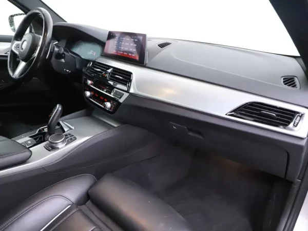 Photo 31 of 36 of WBAJK51080BX22697 BMW 5 Serie 520i Aut. High Executive M-Pack LED