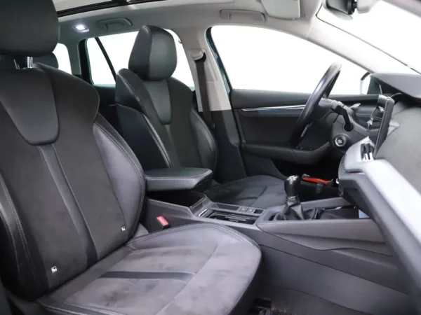 Photo 31 of 38 of TMBJP7NX4MY040099 Skoda Octavia Combi 1.0 TSI Business Edition Plus 5-drs Combi