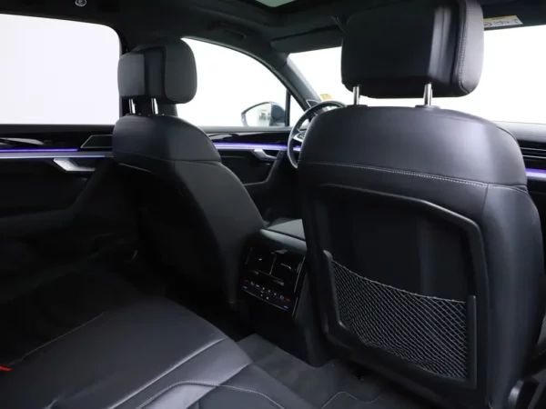 Photo 31 of 41 of WVGZZZCRZKD048400 Volkswagen Touareg 3.0 TSI R-Line Pano