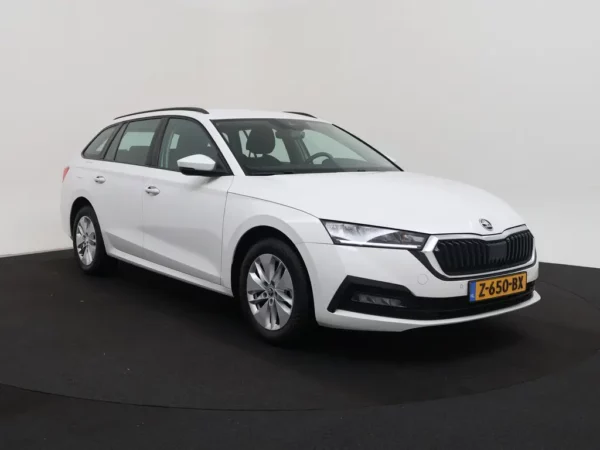 Photo 32 of 33 of TMBJP8NX0RY146191 Skoda Octavia Combi 1.0 TSI Business Edition