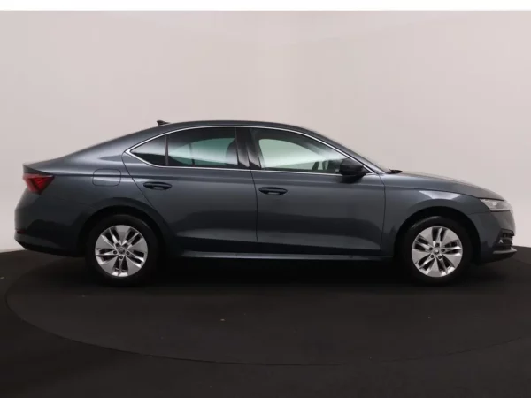 Photo 32 of 34 of TMBAP7NX0MY011246 Skoda Octavia 1.0 TSI Business Edition 5-drs Hatchb.