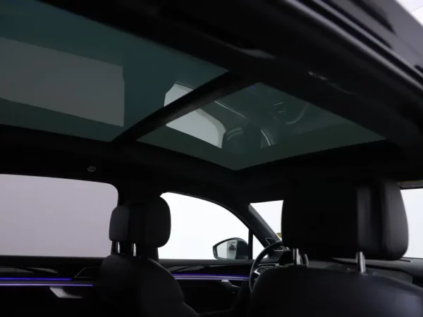 Photo 32 of 41 of WVGZZZCRZKD048400 Volkswagen Touareg 3.0 TSI R-Line Pano