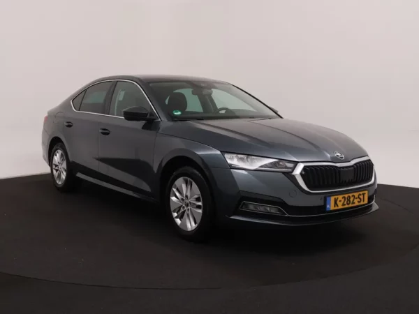 Photo 33 of 34 of TMBAP7NX0MY011246 Skoda Octavia 1.0 TSI Business Edition 5-drs Hatchb.