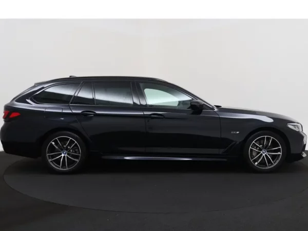 Photo 33 of 35 of WBA11CG000CL71888 BMW 5 Serie Touring 530e Business Edition Plus M-Pack