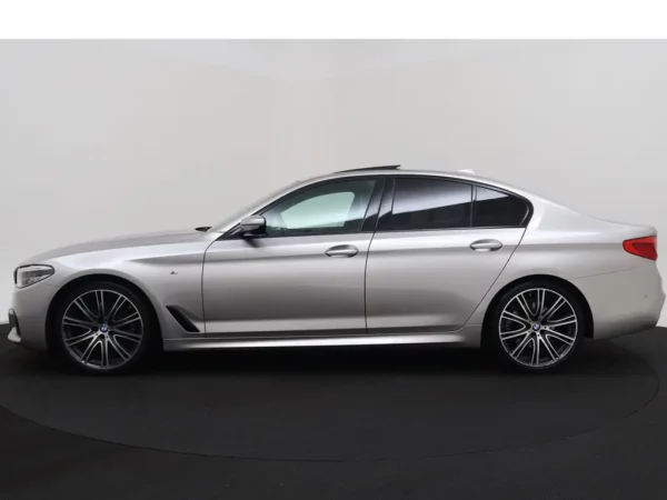 Photo 33 of 36 of WBAJK51080BX22697 BMW 5 Serie 520i Aut. High Executive M-Pack LED