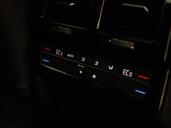 Photo 33 of 41 of WVGZZZCRZKD048400 Volkswagen Touareg 3.0 TSI R-Line Pano