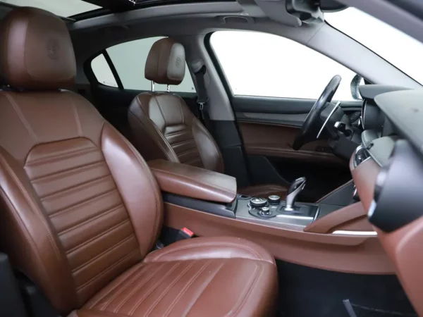 Photo 33 of 41 of ZARFAHBN5J7C00212 Alfa Romeo Stelvio 2.0 T AWD Special Edition 5-drs SUV