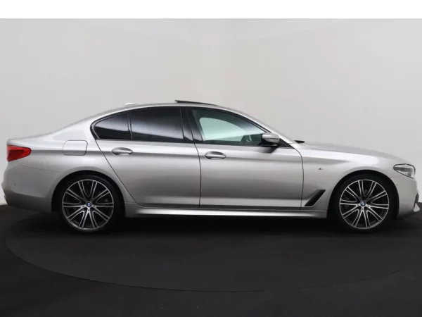 Photo 34 of 36 of WBAJK51080BX22697 BMW 5 Serie 520i Aut. High Executive M-Pack LED