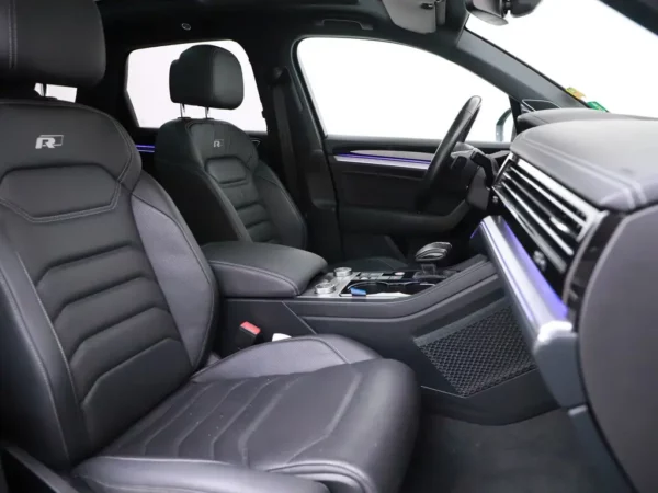 Photo 34 of 41 of WVGZZZCRZKD048400 Volkswagen Touareg 3.0 TSI R-Line Pano