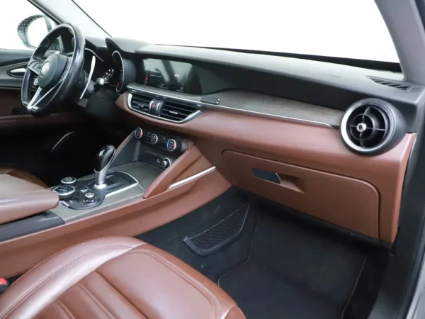 Photo 34 of 41 of ZARFAHBN5J7C00212 Alfa Romeo Stelvio 2.0 T AWD Special Edition 5-drs SUV