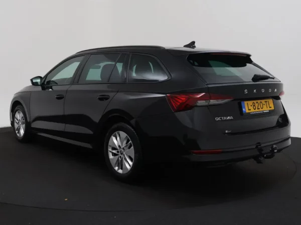 Photo 35 of 35 of TMBJP7NX8MY130954 Skoda Octavia Combi 1.0 TSI Business Edition Led