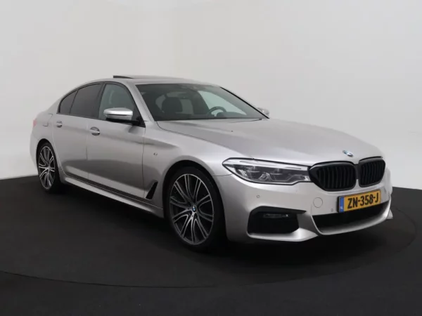 Photo 35 of 36 of WBAJK51080BX22697 BMW 5 Serie 520i Aut. High Executive M-Pack LED
