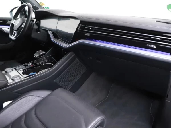 Photo 35 of 41 of WVGZZZCRZKD048400 Volkswagen Touareg 3.0 TSI R-Line Pano