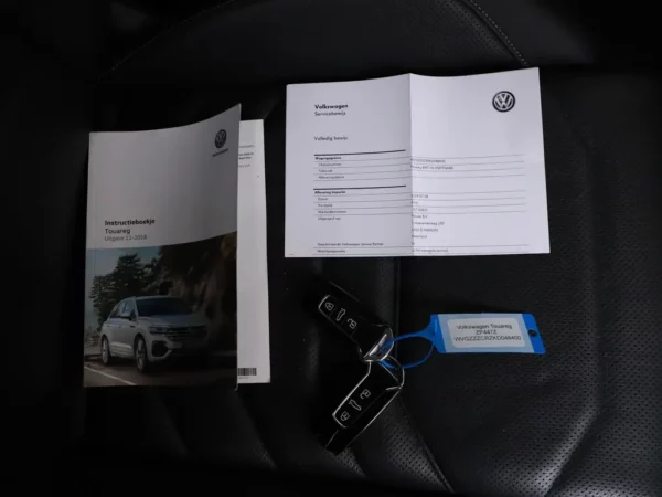 Photo 36 of 41 of WVGZZZCRZKD048400 Volkswagen Touareg 3.0 TSI R-Line Pano