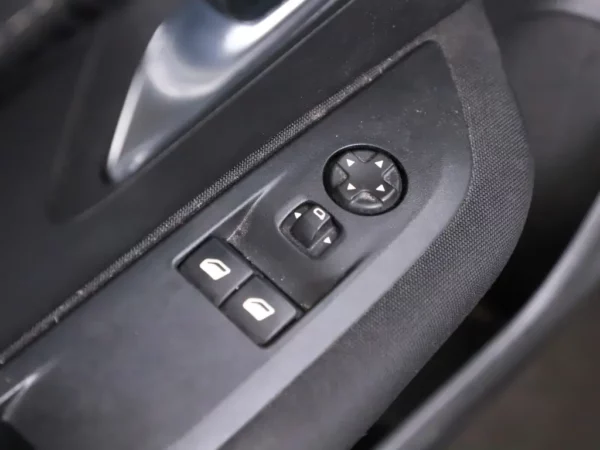 Photo 4 of 24 of VR3UPHMHDL5017051 Peugeot 208 1.2 PureTech Active Navi