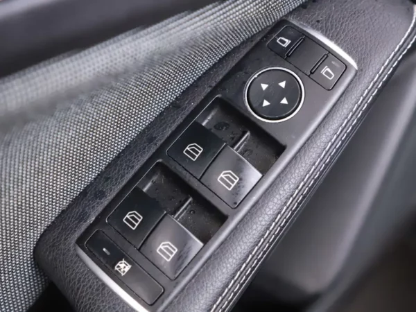 Photo 4 of 28 of WDD1760421J761277 Mercedes-Benz A-Klasse 180 Aut. AMG LED