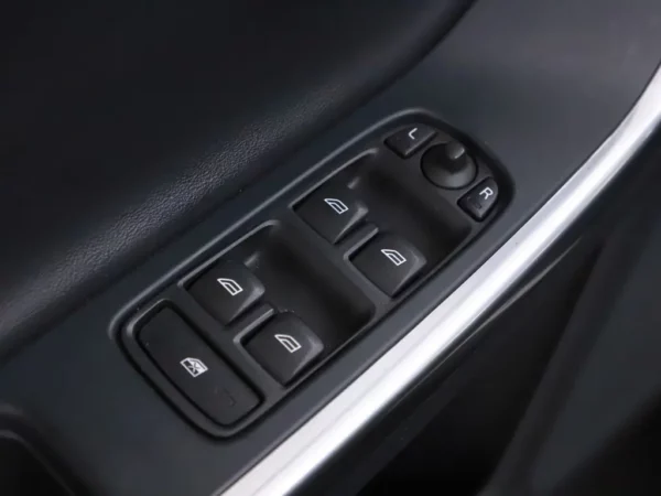 Photo 4 of 28 of YV1FW45HBF1260589 Volvo V60 1.6 T3 R-Design Cruise Ecc