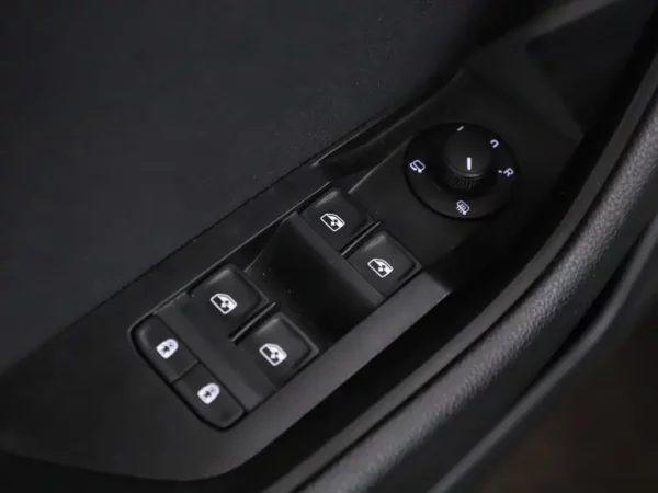 Photo 4 of 32 of TMBJB9NP1J7551832 Skoda Superb Combi 1.4 DSG TSI ACT Ambition Business 5-drs Combi