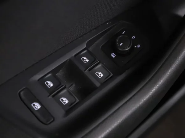 Photo 4 of 32 of WVWZZZ3CZJE179289 Volkswagen Passat 1.4 TSI ACT Comfortline 4-drs Sedan