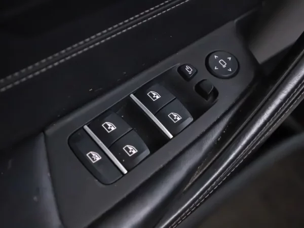 Photo 4 of 36 of WBAJK51080BX22697 BMW 5 Serie 520i Aut. High Executive M-Pack LED