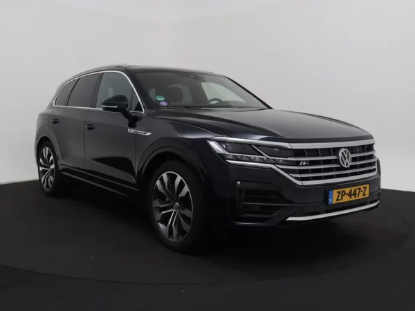 Photo 40 of 41 of WVGZZZCRZKD048400 Volkswagen Touareg 3.0 TSI R-Line Pano