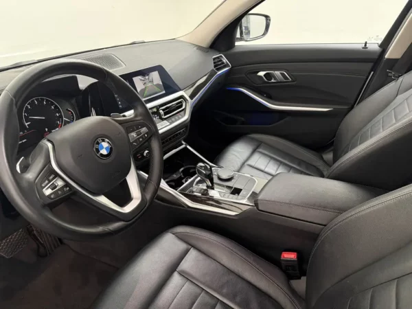 Photo 5 of 23 of WBA5F71090A415661 BMW 3-serie 320i High Executive (4-drs Sedan)