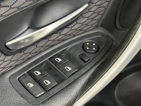 Photo 5 of 24 of WBA3A11020J617339 BMW 3-serie 316i Executive Xenon Cruise Ecc