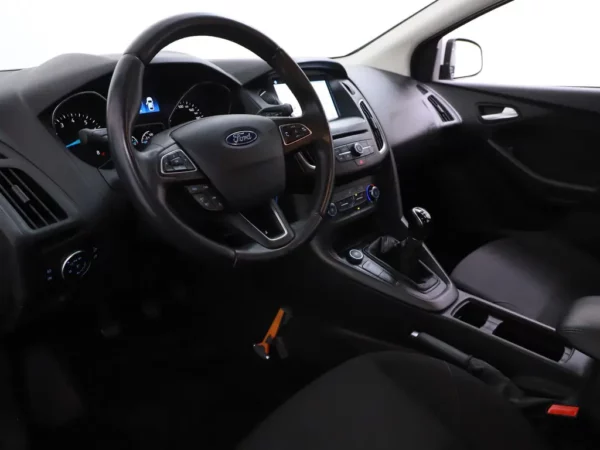 Photo 5 of 25 of WF05XXGCC5JT14065 Ford Focus 1.0 Lease Edition Navi