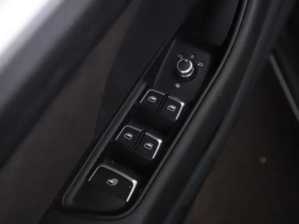 Photo 5 of 26 of WAUZZZ8V5F1133404 Audi A3 Cabriolet 1.4 TFSI CoD Ambition Pro Line Plus Softtop Stoelverw.