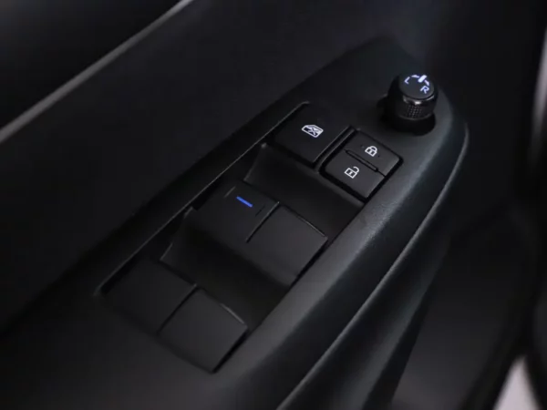 Photo 5 of 27 of YARKBAC3200180897 Toyota Yaris 1.5 Hybrid Dynamic 5-drs Hatchb