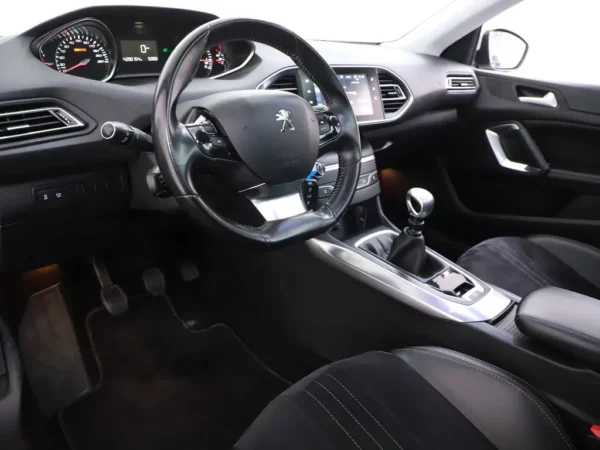 Photo 5 of 28 of VF3LRHNYHFS262025 Peugeot 308 SW 1.2 PureTech GT Line