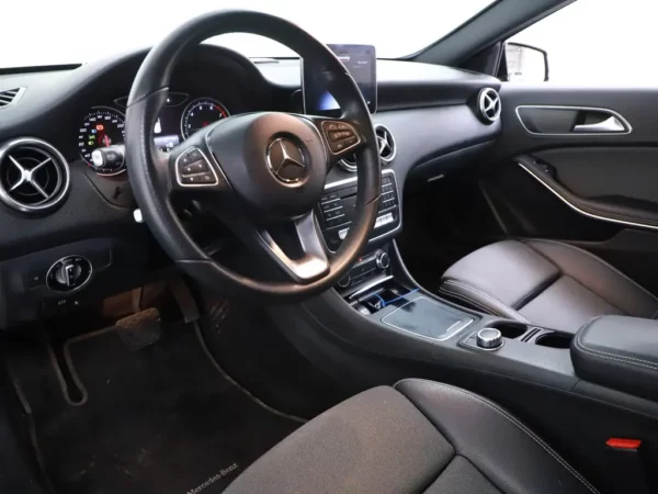 Photo 5 of 28 of WDD1760421J761277 Mercedes-Benz A-Klasse 180 Aut. AMG LED