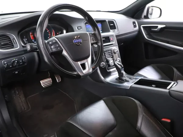 Photo 5 of 28 of YV1FW45HBF1260589 Volvo V60 1.6 T3 R-Design Cruise Ecc