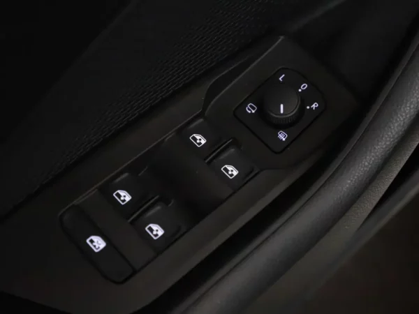 Photo 5 of 33 of TMBJP8NX0RY146191 Skoda Octavia Combi 1.0 TSI Business Edition