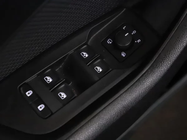 Photo 5 of 34 of TMBAP7NX0MY011246 Skoda Octavia 1.0 TSI Business Edition 5-drs Hatchb.