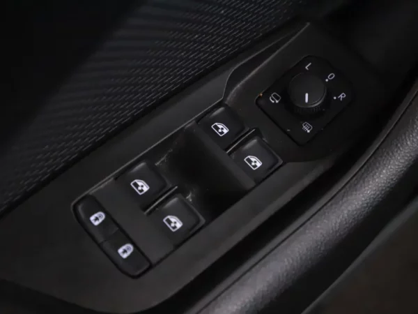 Photo 5 of 35 of TMBJP7NX8MY130954 Skoda Octavia Combi 1.0 TSI Business Edition Led