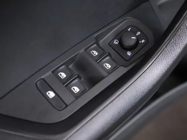 Photo 5 of 35 of TMBJR7NU3M2011227 Skoda Karoq 1.5 TSI ACT Sportline Business PANO