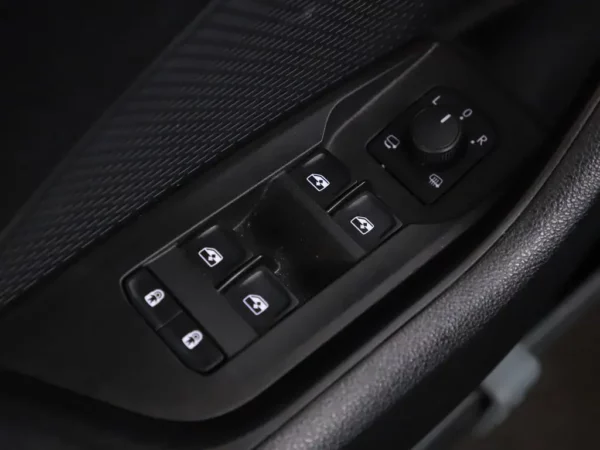 Photo 5 of 38 of TMBJP7NX4MY040099 Skoda Octavia Combi 1.0 TSI Business Edition Plus 5-drs Combi