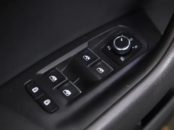 Photo 5 of 41 of WVGZZZCRZKD048400 Volkswagen Touareg 3.0 TSI R-Line Pano