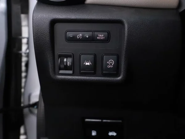 Photo 6 of 23 of VNVK1400469960207 Nissan Micra 1.0 IG-T N-Design (5-drs Hatchb.)