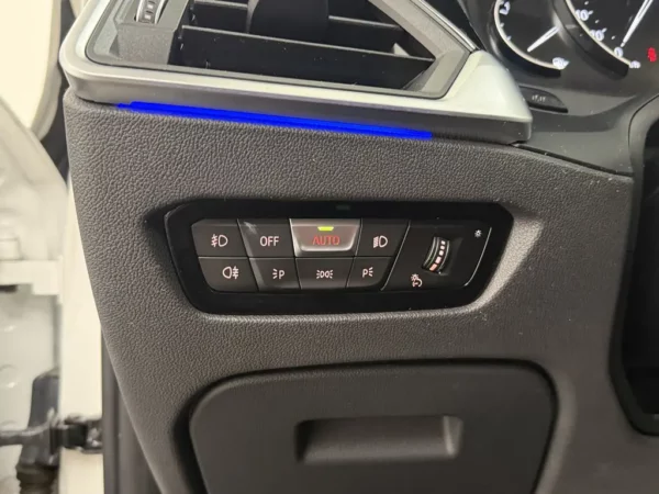 Photo 6 of 23 of WBA5F71090A415661 BMW 3-serie 320i High Executive (4-drs Sedan)