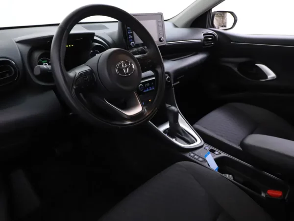 Photo 6 of 27 of YARKBAC3200180897 Toyota Yaris 1.5 Hybrid Dynamic 5-drs Hatchb