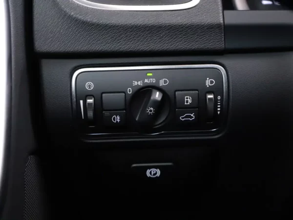 Photo 6 of 28 of YV1FW45HBF1260589 Volvo V60 1.6 T3 R-Design Cruise Ecc