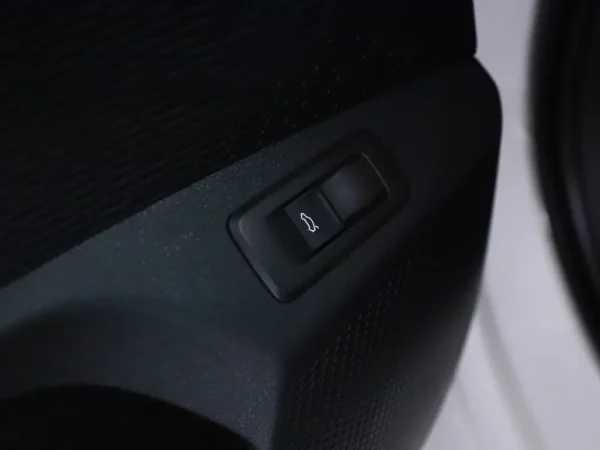 Photo 6 of 33 of TMBJP8NX0RY146191 Skoda Octavia Combi 1.0 TSI Business Edition