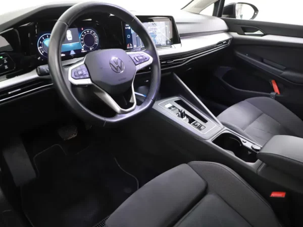 Photo 6 of 33 of WVWZZZCD2PW528663 Volkswagen GOLF Variant 1.0 eTSI Life Business