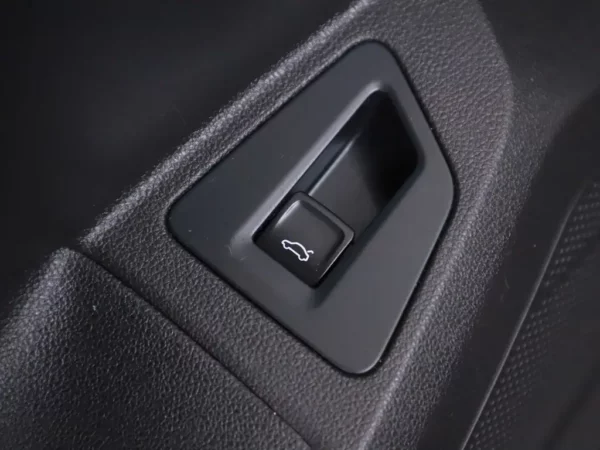 Photo 6 of 41 of WVGZZZCRZKD048400 Volkswagen Touareg 3.0 TSI R-Line Pano